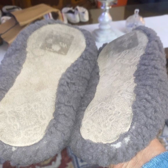 Ugg Cozette Slipper,size8 light gray,/shearling slippers dark grey is size7 - Picture 8 of 12